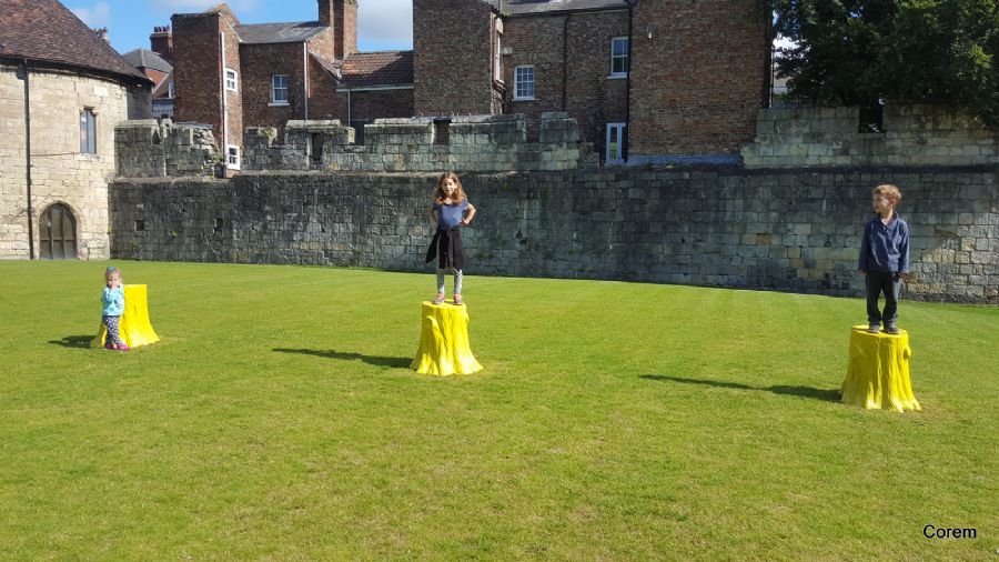 ילדים על עצים